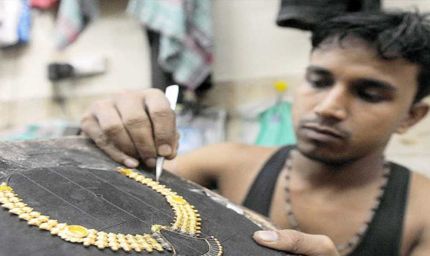 सोने की कीमतों में रिकॉर्ड उछाल, ज्वेलरी डिमांड में गिरावट से कारीगरों की मुश्किलें बढ़ीं