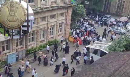 'तीन बम रखे हैं...' धमकी भरे ई-मेल से मचा हड़कंप, दिल्ली हाईकोर्ट खाली कराया गया