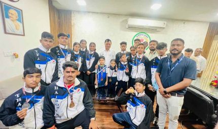 थाईबॉक्सिंग राष्ट्रीय स्पर्घा विजेता खिलाड़ियों को मंत्री लखन लाल देवांगन जी ने दिये आशीर्वाद