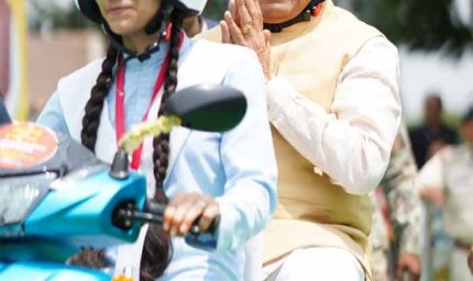 मुख्यमंत्री डॉ. यादव ने हेलमेट पहन कर विद्यार्थियों को दिया सुरक्षा का संदेश