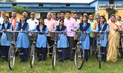रायपुर : शिक्षा से संवरता है भविष्य, बेटियों को मिल रहा समान अवसर: मंत्री टंकराम वर्मा