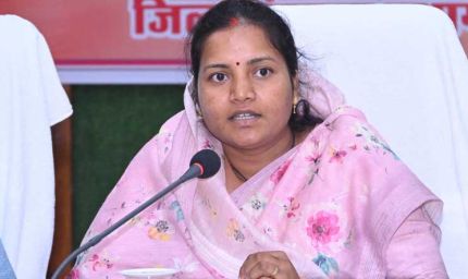 मंत्री श्रीमती लक्ष्मी राजवाड़े ने जशपुर में महिला एवं बाल विकास समाज कल्याण विभाग के अधिकारियों की संयुक्त बैठक ली