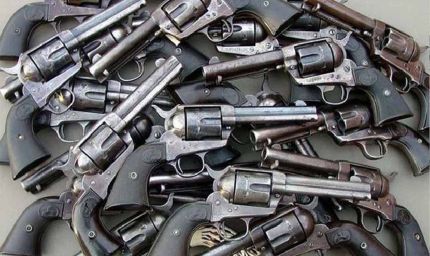 दो दिन में बड़ी कार्रवाई: 43 पिस्तौल, 2317 कारतूस बरामद, 4 आरोपी गिरफ्तार