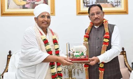 रायपुर : मुख्यमंत्री से पूज्य संत श्री असंग देव जी ने की सौजन्य भेंट