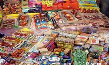 खेतों में चल रही अवैध फैक्टरी पर पुलिस का बड़ा Raid, 10 हजार किलो से ज्यादा पटाखे बरामद