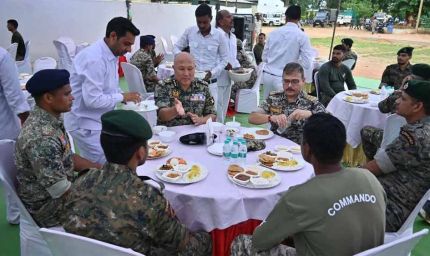 10 नक्सली लीडर्स के सफाए के बाद DGP और जवानों ने मिलकर किया ‘भव्य भोज’