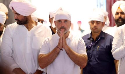 राहुल गांधी ने अमृतसर और गुरदासपुर के बाढ़ प्रभावितों से की मुलाकात, बाबा बुड्ढा साहिब गुरुद्वारे में टेका माथा