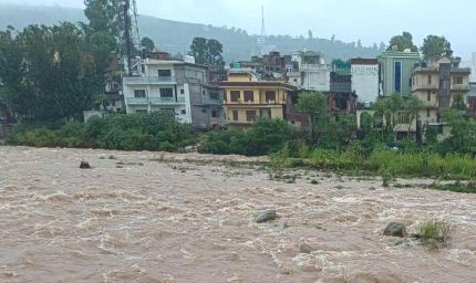 जम्मू-कश्मीर और हिमाचल में बारिश का कहर: राजौरी में भूस्खलन, मंडी में बहे वाहन