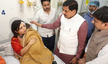 इंदौर ट्रक हादसा: घायलों से मिले सीएम, दोषियों पर सख्त कार्रवाई का दिया भरोसा