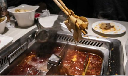 नशे में सूप में पेशाब की हरकत पड़ी भारी, माता-पिता पर लगा 2.71 करोड़ का जुर्माना