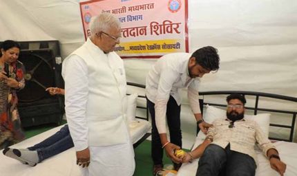 राज्यपाल पटेल ने रक्तदान और स्वास्थ्य शिविर का लिया जायज़ा