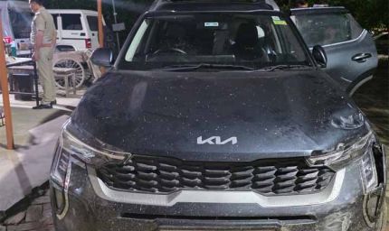 लखनऊ में आबकारी विभाग की बड़ी कार्रवाई, KIA सोनट से 473 बोतल अवैध विदेशी शराब बरामद