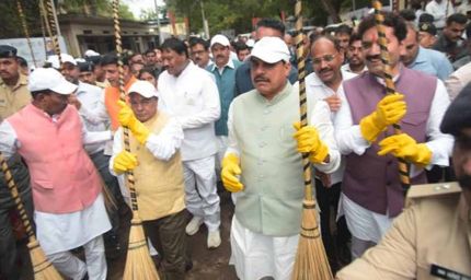 मुख्यमंत्री डॉ.यादव ने स्वच्छता के लिए श्रमदान कर स्वच्छोत्सव का किया शुभारंभ