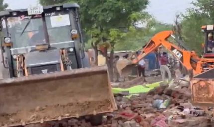 साबरमती किनारे चला बुलडोजर, गुजरात में 700 से ज़्यादा अवैध ढांचे जमींदोज