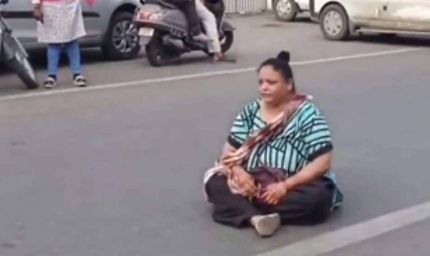 गुजरात में सड़क पर धरने पर बैठी महिला, 20 रुपये में सिर्फ 4 गोलगप्पे मिलने पर किया विरोध