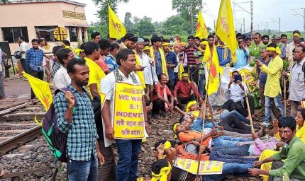 ST दर्जे की मांग को लेकर कुड़मी समाज का प्रदर्शन, पारसनाथ स्टेशन पर रोकी ट्रेनें