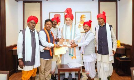 केंद्रीय गृह मंत्री अमित शाह को सौंपा गया औपचारिक निमंत्रण, मां दंतेश्वरी की तस्वीर भेंट