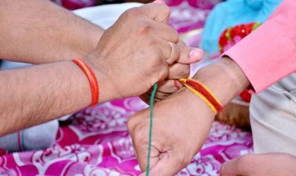 कलावा कब उतारना चाहिए? सही समय और विधि जानें