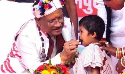 मुख्यमंत्री साय का आत्मीय और वात्सल्यपूर्ण व्यवहार : नन्ही बच्ची भूमिका बघेल को दुलारते हुए खिलाया महुआ लड्डू