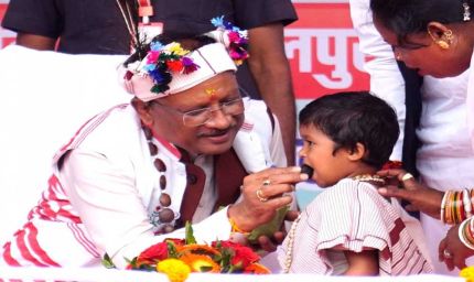 मुख्यमंत्री  विष्णुदेव साय का आत्मीय और वात्सल्यपूर्ण व्यवहार : नन्ही बच्ची भूमिका बघेल को दुलारते हुए खिलाया महुआ लड्डू