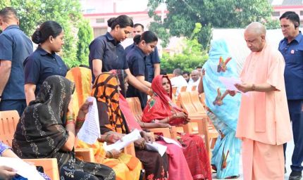 हर जरूरतमंद को दिलाएं कल्याणकारी योजनाओं का लाभ : सीएम योगी