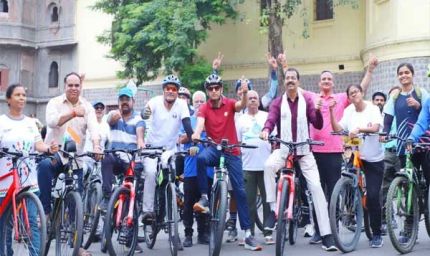 इंदौर में 'नो कार डे' की पहल, साइकिल से ऑफिस पहुंचे अफसर और नेता