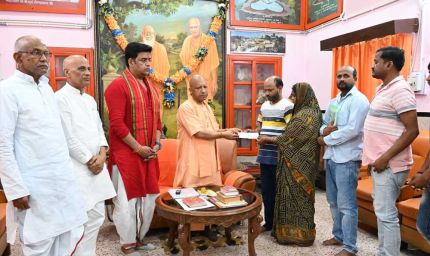 पिपराइच कांड: मुख्यमंत्री योगी ने सोमवार को दीपक गुप्ता के परिजनों से की मुलाकात, दी ₹5 लाख की आर्थिक सहायता