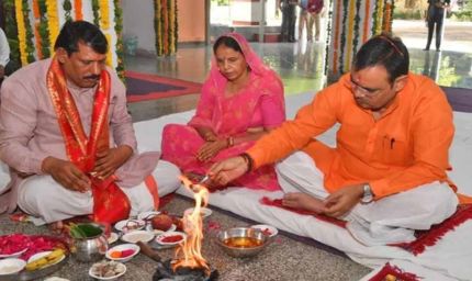 मुख्यमंत्री ने सीएम आवास पर मां दुर्गा की पूजा, पौधरोपण कर प्रदेश की तरक्की की प्रार्थना की