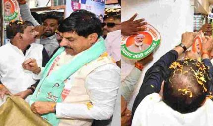 नवरात्रि के पहले दिन बाज़ार पहुंचे मुख्यमंत्री, खादी का कपड़ा खरीदा और जनता से की बातचीत