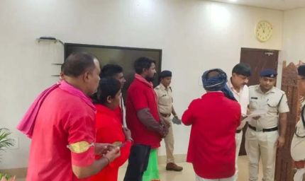 रायपुर DRM ऑफिस में कुलियों का हंगामा, बैटरी वाहनों का किया विरोध