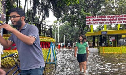 कोलकाता में जलजमाव का कहर: हावड़ा स्टेशन यार्ड डूबा, मेट्रो सेवाएं ठप