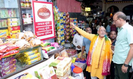 राज्य में जीएसटी दरों में राहत का असर जानने बाजार पहुँचे सुरेश कुमार खन्ना, व्यापारियों से की चर्चा