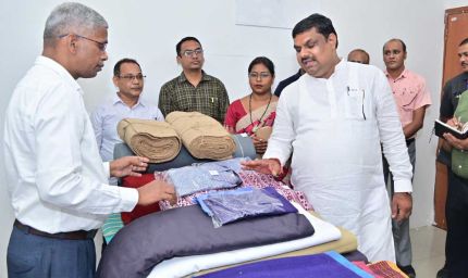 रायपुर : ग्रामोद्योग मंत्री  गजेन्द्र यादव ने किया हाथकरघा बुनकर संघ के गोदाम का अवलोकन