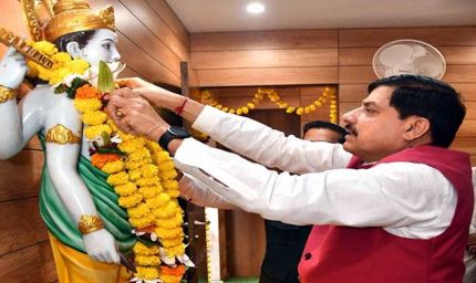 मुख्यमंत्री डॉ. यादव ने भगवान धन्वंतरि की प्रतिमा पर किया माल्यार्पण