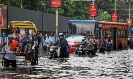 कोलकाता में बारिश का कहर: पानी में करंट, 5 लोगों की मौत, मौसम विभाग ने जारी किया रेड अलर्ट