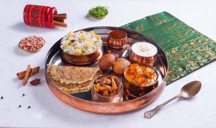 नवरात्रि में रेलवे का खास तोहफा: ट्रेन में मिलेगा स्वादिष्ट फलाहारी भोजन