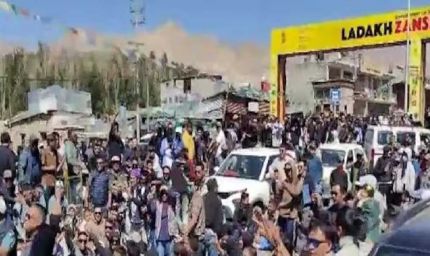 लद्दाख में आंदोलन उग्र, लेह में BJP दफ्तर और CRPF की गाड़ी को किया आग के हवाले; वांगचुक 15 दिन से भूख हड़ताल पर