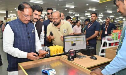 जब मुख्यमंत्री खुद बने ग्राहक : घरेलू सामान की शॉपिंग कर उठाया जीएसटी दरों में कटौती का लाभ