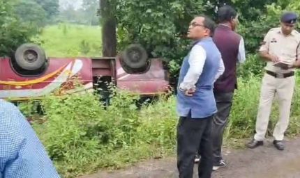 बस पलटी, 4 साल की बच्ची की मौत; कई यात्री घायल