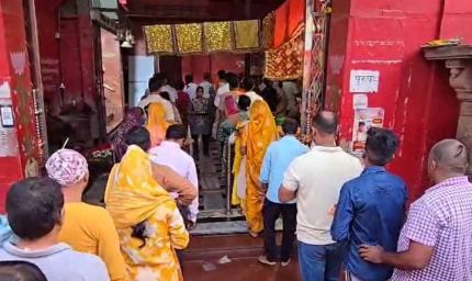नवरात्रि के चौथे दिन मां कूष्मांडा के दर्शन के लिए लगी लंबी कतार, भक्तों ने की शांति-समृद्धि की कामना
