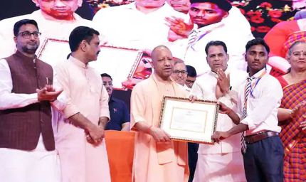 दशहरे से पहले छात्रों को सीएम योगी का तोहफा, 3.96 लाख स्टूडेंट्स को ₹89.96 करोड़ ट्रांसफर