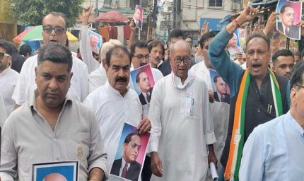 इंदौर में दिग्विजय सिंह का विरोध, दिखाए गए काले झंडे और फेंकी गई चूड़ियां