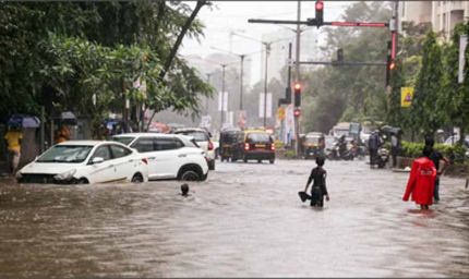 मुंबई में 100 मिमी बारिश, मराठवाड़ा में तबाही; CM ने आपदा प्रबंधन की समीक्षा की
