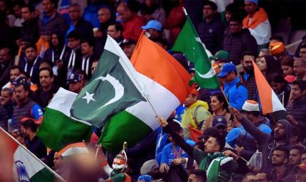 फैंस ने स्टेडियम में लहराया पाकिस्तान का झंडा, अब लगेगा भारी जुर्माना – पढ़ें पूरा मामला
