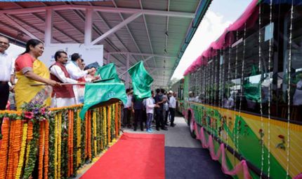 दिल्ली के हर कोने तक पहुँचेगी कनेक्टिविटी: सीएम रेखा गुप्ता ने यमुनापार को दी 300 नई देवी बसों की सौगात