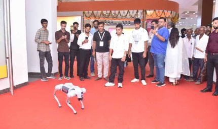 फायर डिपार्टमेंट का हाई-टेक स्टॉल बना आकर्षण, रोबोट से लेकर स्मार्ट कैमरे तक ने खींचा ध्यान