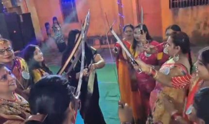 नवरात्र में डांडिया छोड़ तलवार लेकर डांस, महिलाओं का अनोखा जलवा, वीडियो वायरल