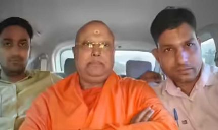 'मां-बाप' की पहचान भी झूठी! स्वामी चैतन्यानंद की असली कहानी आई सामने