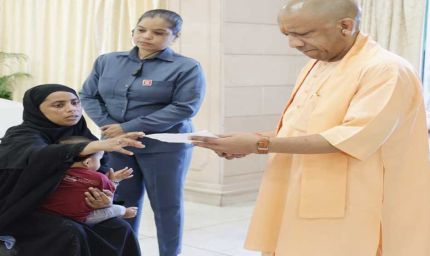 बूढ़ी मां के दर्द को सुन द्रवित हुए सीएम योगी, कैंसर पीड़ित बेटे को भिजवाया अस्पताल