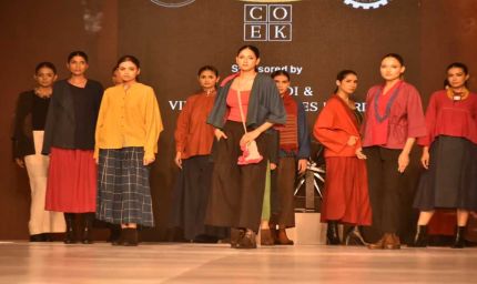 फैशन शो में खादी की बुनावट और आधुनिक डिज़ाइन का शानदार मेल देखने को मिला